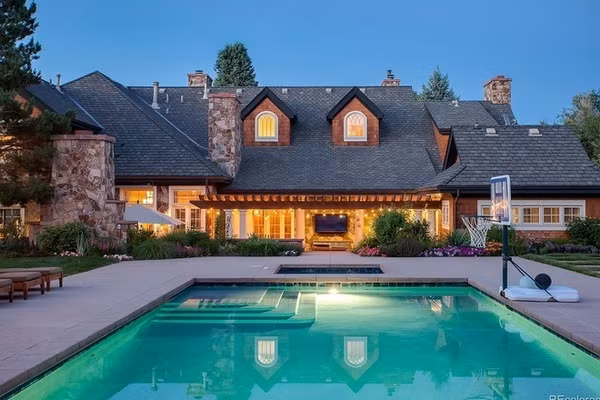 Để sở hữu một ngôi nhà tại Cherry Hills, cư dân cần trung bình 1,5 triệu USD và có thể mất hơn 2.000 USD/tháng nếu thuê căn hộ tại đây. Thu nhập trung bình của một hộ gia đình ở Cherry Hills vào khoảng 406.314 USD. Cherry Hills cũng là nơi có hệ thống giáo dục ưu việt nhất khu vực. Ảnh: Zillow.