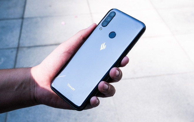 Cấu hình của máy gồm chip Snapdragon 632, RAM 3 GB, bộ nhớ 32 GB. Thiết bị có viên pin dung lượng lớn 5.000 mAh, tích hợp công nghệ sạc nhanh Quick Charge 3.0 qua cổng USB-C. Điểm trừ của máy đến từ mặt lưng dùng chất liệu nhựa bóng, dễ bám mồ hôi và dấu vân tay trong quá trình sử dụng. Sản phẩm có giá 2,7 triệu đồng.