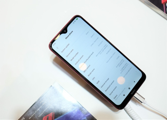 Xiaomi Redmi 8A đang được giảm 200.000 đồng, còn 2,8 triệu đồng. Model này có màn hình kích thước 6,22 inch, độ phân giải HD+. Phần khuyết đỉnh hình chữ U chứa camera selfie 8 MP tích hợp AI cùng nhiều chế độ làm đẹp.