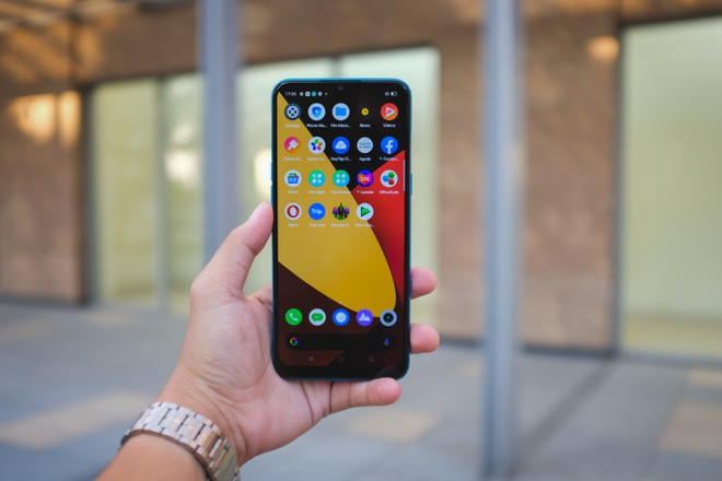 Realme C3 lên kệ tại Việt Nam vào đầu tháng 3. Hiện tại, máy được bán với giá 3 triệu đồng. Thiết bị sở hữu viên pin dung lượng 5.000 mAh. Model này dùng cổng sạc micro USB khá cũ thay vì USB-C.