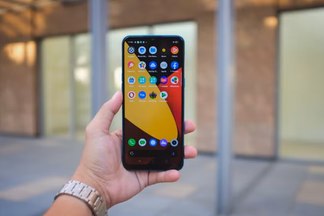 Realme C3 lên kệ tại Việt Nam vào đầu tháng 3. Hiện tại, máy được bán với giá 3 triệu đồng. Thiết bị sở hữu viên pin dung lượng 5.000 mAh. Model này dùng cổng sạc micro USB khá cũ thay vì USB-C.