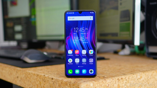 Giống như Realme C3, Vivo V11 có giá 3 triệu đồng. Model này trang bị viên pin dung lượng 5.000 mAh nhưng không có công nghệ sạc nhanh đi kèm. Máy dùng màn hình 6,35 inch, HD+, tấm nền IPS LCD. Cấu hình của Vivo V11 bao gồm chip Snapdragon 439, RAM 3 GB. Ảnh: Android Authority.