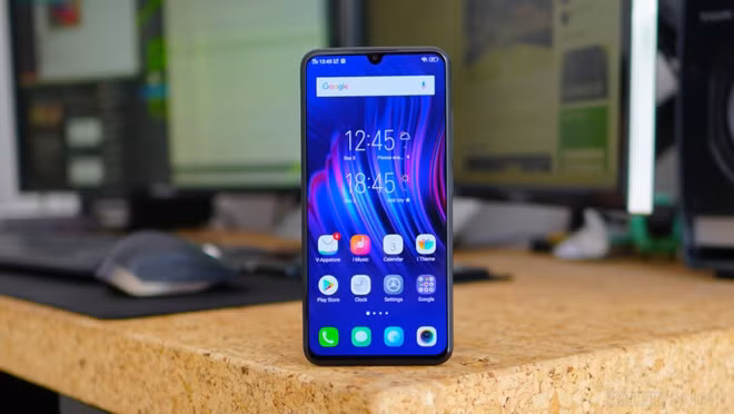 Giống như Realme C3, Vivo V11 có giá 3 triệu đồng. Model này trang bị viên pin dung lượng 5.000 mAh nhưng không có công nghệ sạc nhanh đi kèm. Máy dùng màn hình 6,35 inch, HD+, tấm nền IPS LCD. Cấu hình của Vivo V11 bao gồm chip Snapdragon 439, RAM 3 GB. Ảnh: Android Authority.