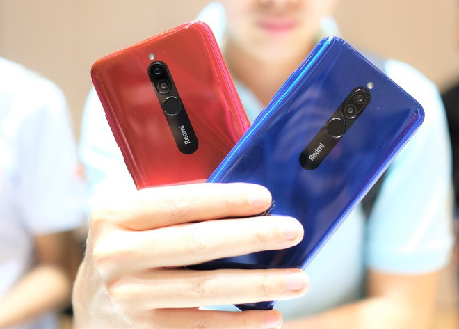 Máy có dung lượng 5.000 mAh, hỗ trợ công nghệ sạc nhanh 18 W. Sản phẩm được trang bị hệ thống camera kép với ống kính chính 12 MP và camera phụ 2 MP hỗ trợ đo độ sâu trường ảnh. Đặc biệt, camera của máy sử dụng cảm biến Sony IMX363. Đây là cảm biến được tích hợp trên những mẫu điện thoại đắt tiền hơn như Google Pixel 3a, Mi Mix 3 hay Mi 8.