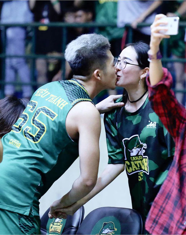 Nu tiep vien hang khong vua duoc hot boy bong ro cau hon