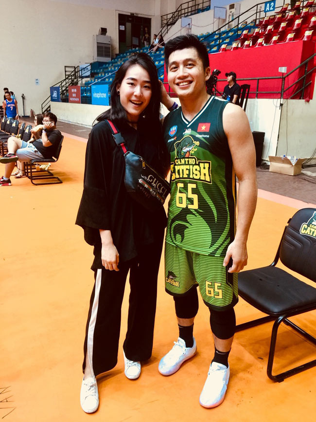 Nu tiep vien hang khong vua duoc hot boy bong ro cau hon-Hinh-4