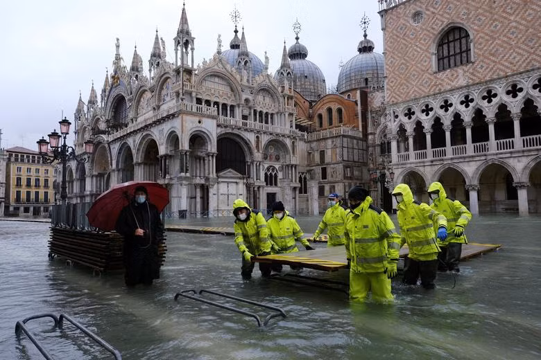 Lực lượng chức năng cố bắc một cây cầu tạm cho người dân đi qua.