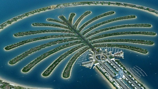 Khu tổ hợp này được bao quanh bởi một hòn đảo hình lưỡi liềm dài gần 11 km. Đây là nơi có nhiều khách sạn và khu nghỉ dưỡng xa xỉ, trong đó có Atlantis, The Palm. Ảnh: Gulf News.