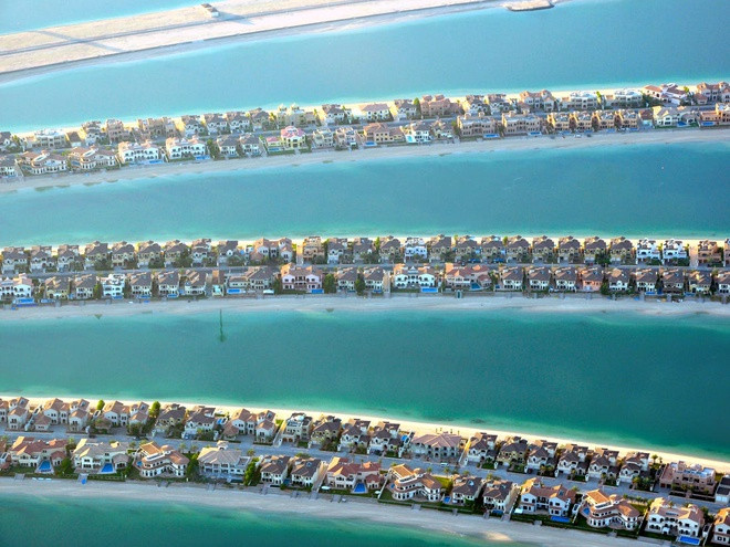 Chủ đầu tư còn sử dụng vệ tinh GPS để định vị chính xác vị trí của cát nhằm đảm bảo hình dáng cây cọ. Ảnh: Gulf News.