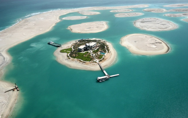 Toàn dự án được bao quanh bởi 6 hòn đảo thuộc sở hữu của Kleindienst, mỗi đảo sở hữu phong cách châu Âu cao cấp với các villa dưới biển, khách sạn 5 sao, hay thậm chí những con đường phủ tuyết nhân tạo. Hòn đảo St. Petersburg island, có hình trái tim, tham vọng trở thành thiên đường trăng mật đẳng cấp thế giới. Ảnh: Shutterstock.