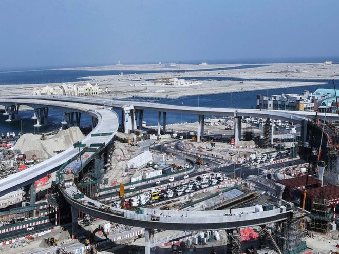 Tại đây còn có trung tâm thương mại Deira Mall với hơn 1.000 cửa hàng. Đây là tâm điểm của khu tổ hợp Deira Islands Boulevard, nơi có không gian bán lẻ cùng ít nhất 16 tháp chung cư. Hai trong 4 hòn đảo của dự án dự kiến sẽ hoàn tất xây dựng vào năm 2020 và có ít nhất 250.000 đến sinh sống. Ảnh: Getty Images.