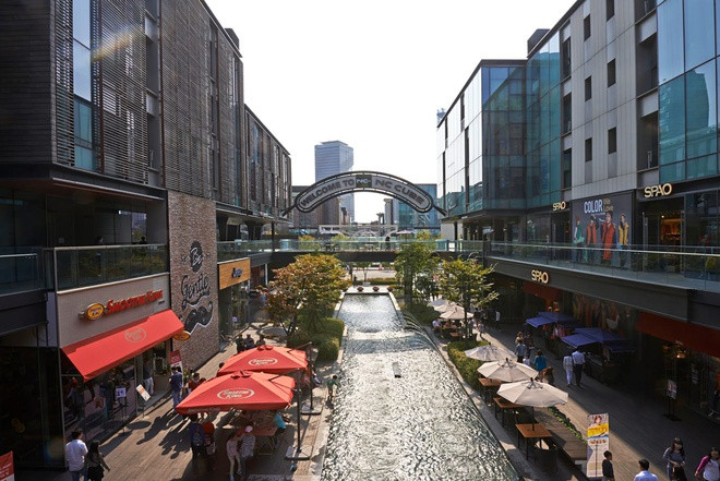 Khoảng 40% quận IBD được bao phủ cây xanh (tỷ lệ gấp đôi New York, Mỹ) nhằm khuyến khích cư dân đi bộ. Công viên lớn nhất tại đây có diện tích 40,8 hecta, lấy cảm hứng từ Công viên trung tâm Central Park của Manhattan, New York. Ảnh: Gale International.