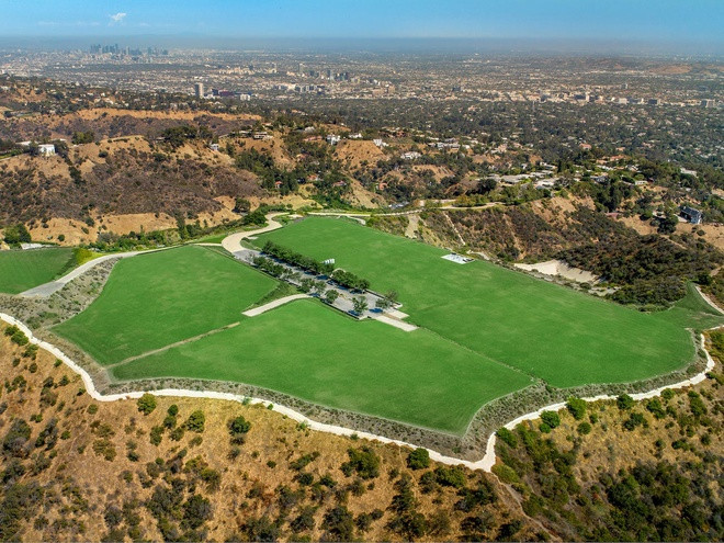 Business Insider đưa tin, The Mountain từng thuộc sở hữu của nhiều người giàu có và nổi tiếng, như một công chúa Iran, nhà sản xuất truyền hình Merv Griffin, hay một đại gia kinh doanh trong lĩnh vực thực phẩm. Chủ nhân hiện tại là Ronald Richards, luật sư của công ty Secured Capital Partners. Tất cả đều chưa từng xây dựng công trình gì tại đây.