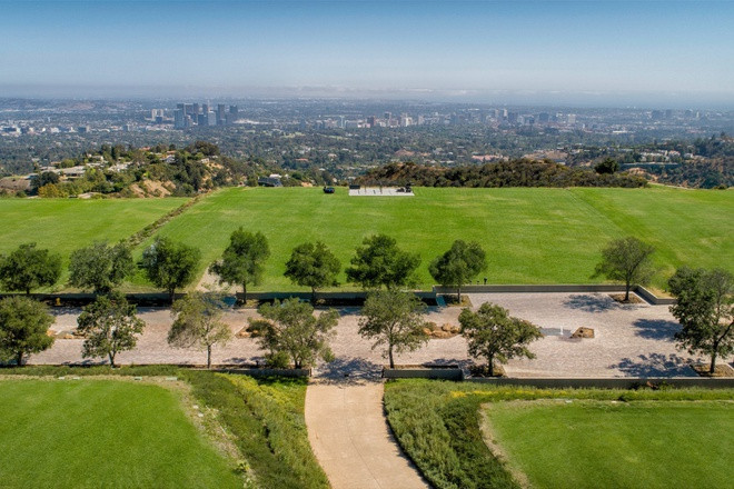 Khu đất rộng lớn bậc nhất nước Mỹ này có diện tích tương đương một thành phố nhỏ, đủ để xây dựng một công viên giải trí như Disney Land, một sân bóng đá, nhà hát ngoài trời, bãi đỗ trực thăng và sân polo.