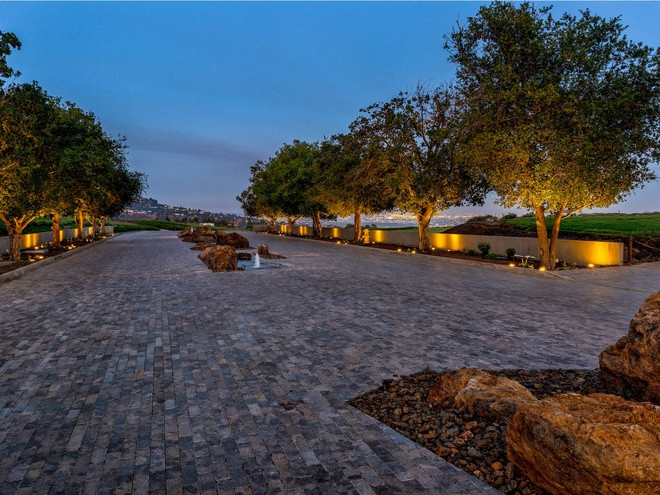 Khách hàng tiềm năng của khu đất này là những cá nhân muốn xây dựng một khu tổ hợp riêng", hãng môi giới bất động sản Pacific Union cho biết. "Có 2.800 tỷ phú trên thế giới. Chúng tôi xác định có khoảng 100 người có thể và sẽ muốn mua khu đất này".