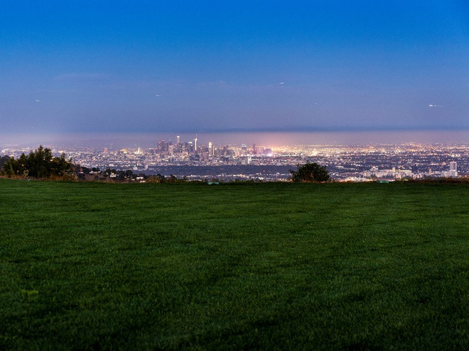 Theo tờ Wall Street Journal, nam tài tử Tom Cruise đã từng đặt cọc một khoản tiền cho khu đất này vào giữa những năm 2000. Gần đây, Giám đốc điều hành Amazon Jeff Bezos cũng tìm cách đầu tư vào bất động sản này, nhưng sau đó rút lui vì thấy nó quá đắt.