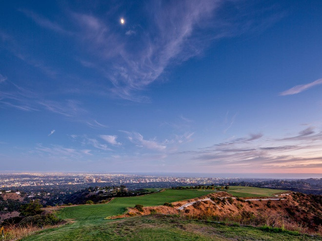 Khu đất đã được chào bán ra thị trường trong nhiều năm với mức giá niêm yết 1 tỷ USD. Theo New York Times, đây là bất động sản lớn nhất và đắt đỏ nhất nước Mỹ, và chưa ai trên thế giới này mua một bất động sản cá nhân nào với giá 1 tỷ USD. Sau đó mức giá được giảm xuống còn 650 triệu USD vào tháng 2/2019, nhưng vẫn thất bại trong việc thu hút các nhà đầu tư. Cuối cùng, khu đất này được bán với mức giá 100 triệu USD trong cuộc đấu giá vào tháng 8/2019.