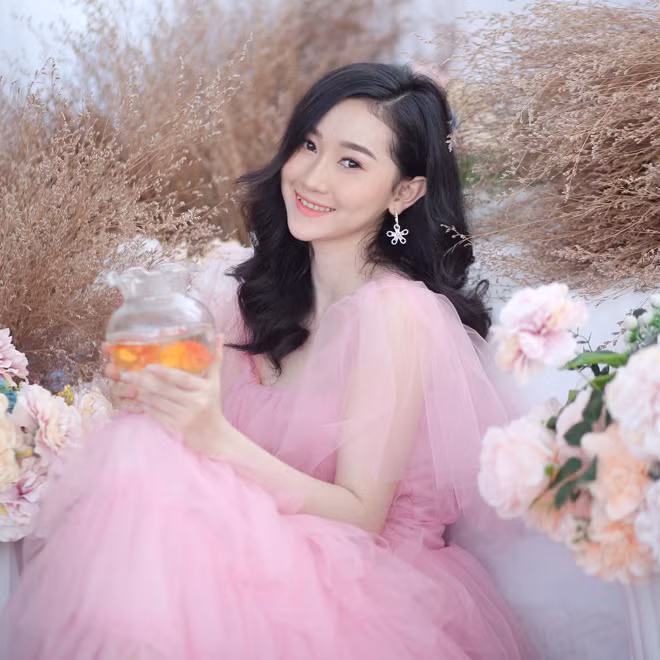 Nữ giám đốc 21 tuổi bị ném đá dữ dội trên sóng truyền hình - Hình 7 Nu giam doc 21 tuoi bi nem da du doi tren song truyen hinh-Hinh-7