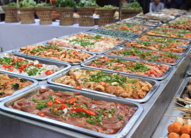 Tiet lo soc ve lau Thai, buffet gia re tu cuu nhan vien nha hang-Hinh-3