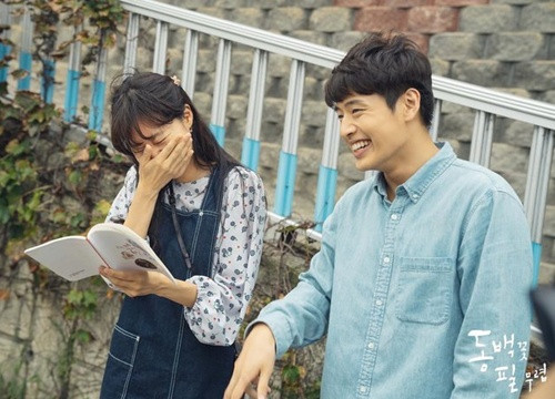  Khi hoa trà nở: Bộ phim truyền hình đầu tiên đánh dấu sự trở lại của Kang Ha Neul sau thời gian nhập ngũ đã giúp anh tạo tiếng vang trong sự nghiệp, thậm chí vượt mặt Hyun Bin nhận giải Nam diễn viên chính xuất sắc của Baeksang 2020. Sau khi vướng tiếng sét ái tình với cô chủ quán rượu hơn tuổi Dong Baek (Gong Hyo Jin) và bị từ chối lời tỏ tình, nhân vật Hwang Yong Sik có câu nói khiến người khác nổi da gà: "Nếu hai đứa mình yêu nhau, em chắc chắn sẽ không giống những người đàn ông ngoài kia. Chị sẽ hạnh phúc mỗi ngày cho đến khi không còn trên cõi đời". Ảnh: KBS.