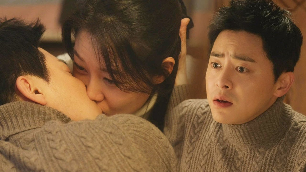  Bộ đôi đài truyền hình: Tác phẩm do Gong Hyo Jin và Jo Jung Suk đóng chính cũng có nhiều phân đoạn hài hước lẫn lãng mạn. Sau khi bị Pyo Na Ri từ chối tình cảm nhiều năm, anh quyết định cưa đổ cô lần nữa bằng câu chốt: "Anh sẽ làm bất cứ điều gì em muốn trên thế giới này. Chúng ta hẹn hò đi". Tuy ngọt ngào nhưng có lúc người xem cũng phải đặt câu hỏi phim có quá phi lý không với những lời hứa hẹn của nam chính. Ảnh: SBS.