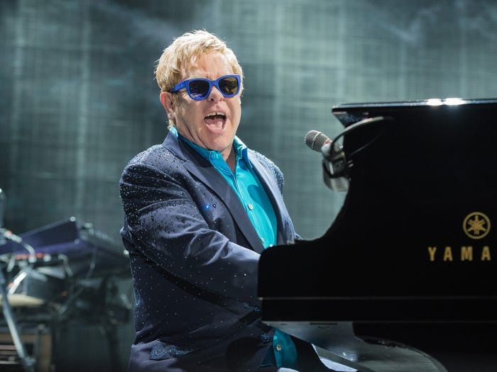 Với sự nghiệp âm nhạc kéo dài hơn 5 thập kỷ, kể từ năm 1967 đến nay, danh ca Elton John sở hữu khối tài sản ước tính 450 triệu USD, theo thống kê của Forbes năm 2014. Ông cùng bạn đời David Furnish có 2 con trai, Zachary và Elijah, nhưng nam ca sĩ lừng danh không có ý định làm hỏng chúng bằng khối tài sản đồ sộ của mình. "Thật kinh khủng khi để lại gia tài khổng lồ cho bọn trẻ. Chúng cần phải biết cách tôn trọng tiền bạc và công việc", Elton John nói với Daily Mirror năm 2016. Ảnh: Getty Images.