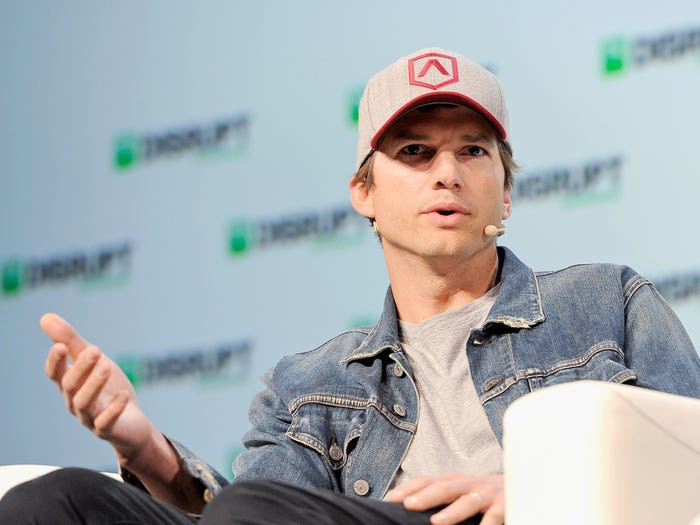 Ashton Kutcher, diễn viên nổi tiếng đồng thời là ông trùm đầu tư công nghệ với khối tài sản 200 triệu USD. Trong một tập của chương trình Dax Shepard, anh chia sẻ rằng anh và vợ, Mila Kunis, sẽ không lập quỹ ủy thác cho các con. "Tôi lắng nghe các ý tưởng kinh doanh của chúng, nhưng sẽ không dành cho chúng sự đối đãi đặc biệt nào cả. Những đứa con của tôi đang sống một cuộc sống nhiều đặc quyền, và chúng thậm chí không biết điều đó", Kutcher nói. Ảnh: Getty Images.