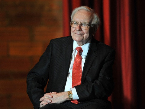 Warren Buffett là Chủ tịch và CEO của tập đoàn Berkshire Hathaway. Ông được Forbes vinh danh là một trong những nhà đầu tư thành công nhất mọi thời đại và đang sở hữu khối tài sản gần 90 tỷ USD. Tỷ phú này đã lên kế hoạch quyên góp toàn bộ tài sản cho các quỹ từ thiện khác nhau sau khi qua đời. Thay vì trao tiền trực tiếp cho 3 người con, ông hứa sẽ tặng 2,1 tỷ USD từ cổ phiếu Berkshire Hathaway cho mỗi tổ chức từ thiện của mỗi người con. Phần lớn tài sản của ông sẽ được chuyển đến Quỹ Bill &amp; Melinda Gates, một phần cho Quỹ Susan Thompson Buffett, được Buffett thành lập với người vợ đầu tiên. Ảnh: Getty Images.