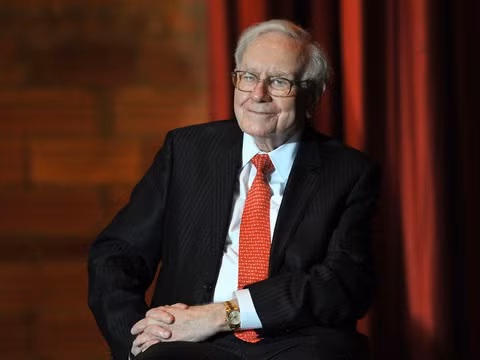 Warren Buffett là Chủ tịch và CEO của tập đoàn Berkshire Hathaway. Ông được Forbes vinh danh là một trong những nhà đầu tư thành công nhất mọi thời đại và đang sở hữu khối tài sản gần 90 tỷ USD. Tỷ phú này đã lên kế hoạch quyên góp toàn bộ tài sản cho các quỹ từ thiện khác nhau sau khi qua đời. Thay vì trao tiền trực tiếp cho 3 người con, ông hứa sẽ tặng 2,1 tỷ USD từ cổ phiếu Berkshire Hathaway cho mỗi tổ chức từ thiện của mỗi người con. Phần lớn tài sản của ông sẽ được chuyển đến Quỹ Bill &amp; Melinda Gates, một phần cho Quỹ Susan Thompson Buffett, được Buffett thành lập với người vợ đầu tiên. Ảnh: Getty Images.
