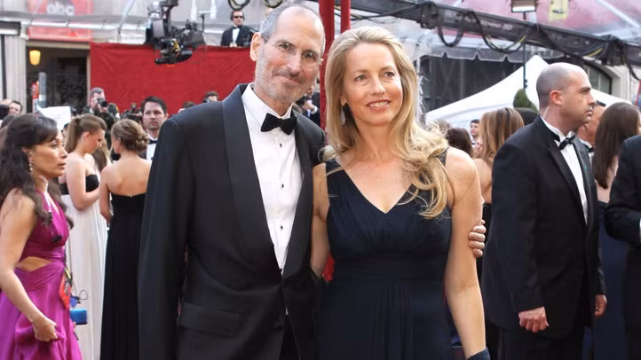 Tỷ phú công nghệ Steve Jobs sau khi qua đời vào năm 2011 đã để lại cho vợ, Laurene Powell Jobs, khối tài sản khổng lồ. Bà cũng được biết đến là một nhà đầu tư và nhà từ thiện nằm trong danh sách 50 phụ nữ giàu có nhất hành tinh (theo Wealth-X) với khối tài sản lên tới 24 tỷ USD. Steve Jobs và Laurene có 3 người con, nhưng bà cho biết không có ý định để lại toàn bộ tài sản cho chúng. "Thật không công bằng khi một cá nhân tích lũy khối lượng tài sản khổng lồ tương đương của hàng triệu và hàng triệu người khác cộng lại", Jobs nói với tờ New York Times. Ảnh: Getty Images.