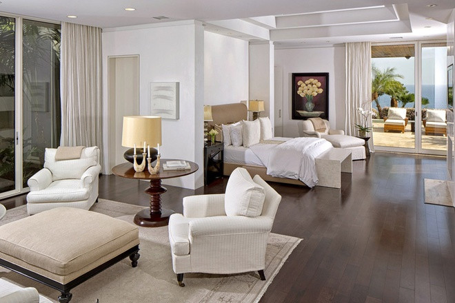 Phòng ngủ chính rộng lớn, thông thoáng, được thiết kế theo phong cách cởi mở. Căn phòng được trang bị một khu vực tiếp khách và một ban công để ngắm cảnh.