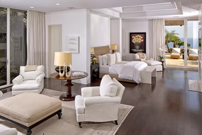 Phòng ngủ chính rộng lớn, thông thoáng, được thiết kế theo phong cách cởi mở. Căn phòng được trang bị một khu vực tiếp khách và một ban công để ngắm cảnh.