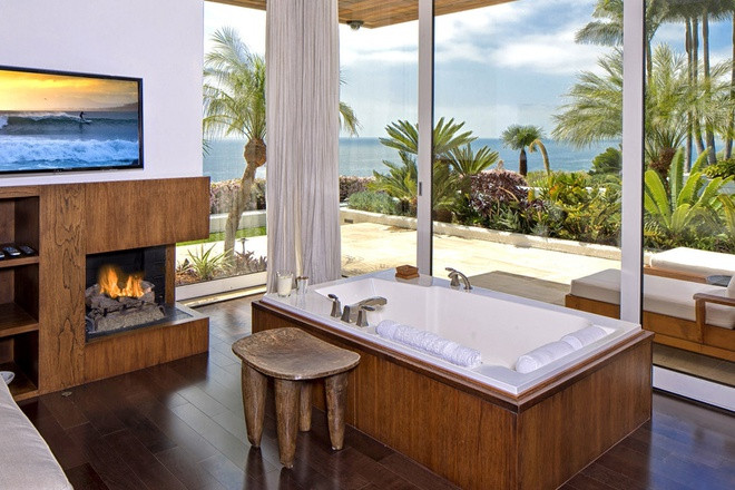 Phòng tắm chính độc đáo, có đầy đủ những tiện nghi cao cấp cần thiết.