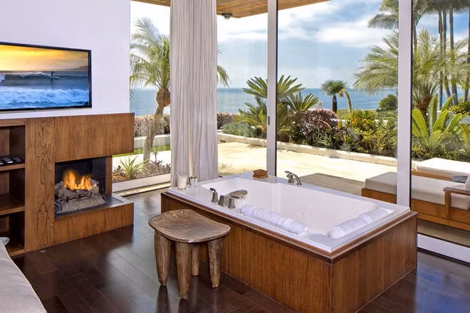 Phòng tắm chính độc đáo, có đầy đủ những tiện nghi cao cấp cần thiết.