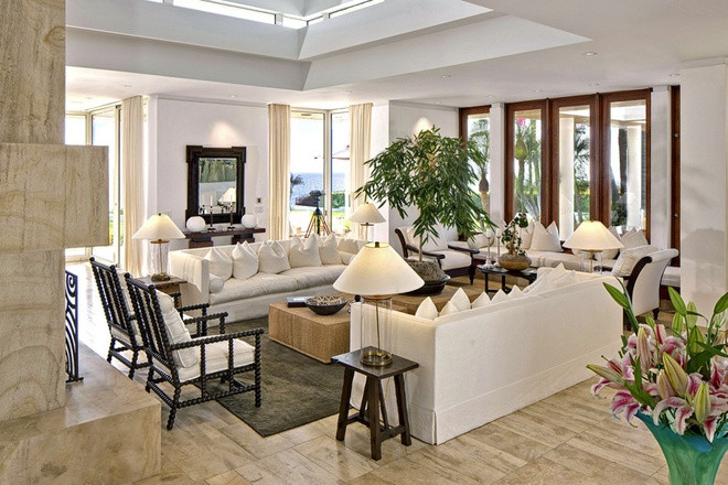 Hầu hết không gian sống bên trong ngôi nhà được lát sàn gỗ để tạo nét tương phản với những bức tường thạch cao. Phòng khách sáng sủa, thoáng đãng với những ô cửa mở ra khung cảnh thiên nhiên phong phú.