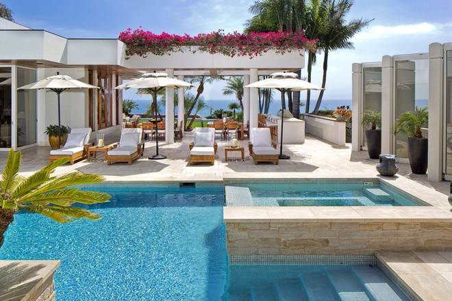 Hồ bơi và bồn tắm nước nóng ngoài trời là địa điểm lý tưởng để gia chủ vừa ngâm mình, vừa thưởng ngoạn cảnh vật xung quanh.