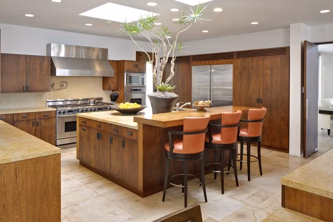 Nhà bếp sang trọng, mang những vẻ đẹp mộc mạc khi các công cụ nấu nướng hiện đại được tích hợp với những chiếc tủ gỗ cỡ lớn.