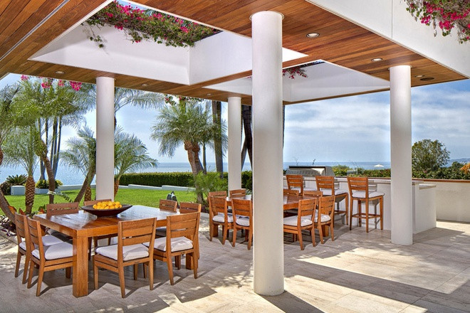 Một số tiện ích thư giãn, giải trí nổi bật khác của căn biệt thự bao gồm khu vực ăn uống ngoài trời, sân tennis tối tân, hồ cá, và bãi đậu xe rộng rãi.