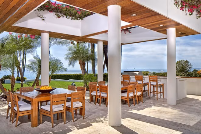 Một số tiện ích thư giãn, giải trí nổi bật khác của căn biệt thự bao gồm khu vực ăn uống ngoài trời, sân tennis tối tân, hồ cá, và bãi đậu xe rộng rãi.