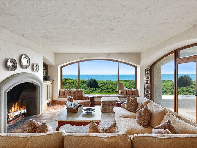 Dinh thự này cũng có 4 lò sưởi, một hầm rượu và thang máy phục vụ cả ba tầng.