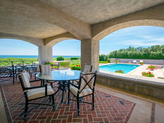 ...và liên thông ra khu vực hiên ngoài trời.