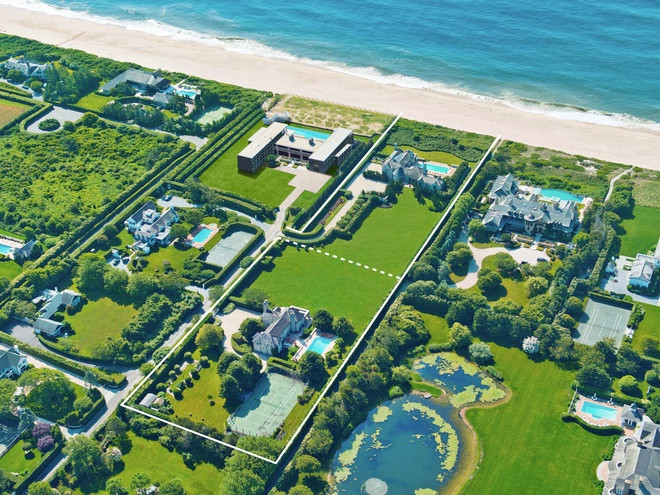 Tổ hợp Murray nằm trên diện tích đất hơn 2,4 hecta và có khu đất dài hơn 60 m trước mặt biển, dẫn xuống bãi biển riêng. Hai dinh thự ở đây được xây dựng vào thập niên 1990 theo phong cách lâu đài Pháp.