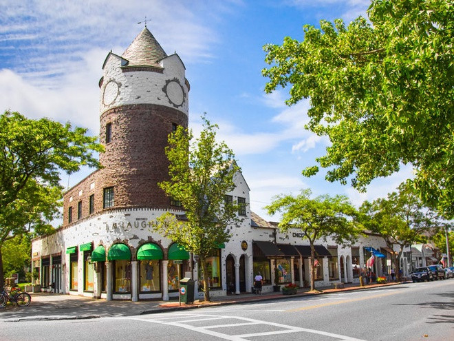 Dinh thự cũng nằm gần các câu lạc bộ giải trí, bao gồm sân golf 18 lỗ lâu đời nhất tại Mỹ, cũng như nhiều cửa hàng trong khu vực.