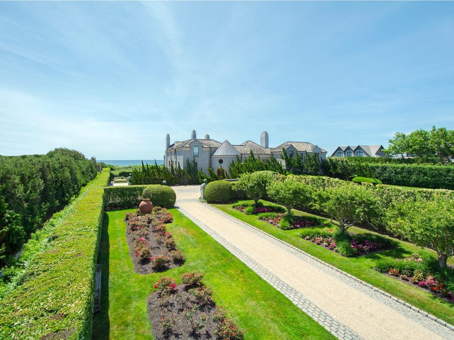 Dinh thự lớn hơn có diện tích hơn 850 m2 và nằm gần với biển hơn.