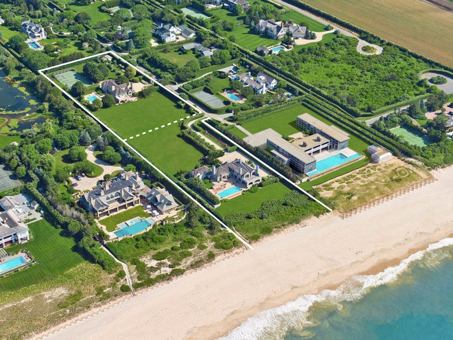 Theo Wall Street Journal, tổ hợp gồm hai dinh thự có tên Murray nằm ở khu vực đắt đỏ bậc nhất của Hamptons, New York vừa được bán với giá 57,5 triệu USD. Chủ cũ của tổ hợp này là John F. Sullivan, người đồng sáng lập hãng tư vấn tài chính Sullivan, Morrissey &amp; Mickle Capital Management. Không lâu sau khi ông qua đời vào năm 2016, tổ hợp được rao bán trên thị trường với giá 100 triệu USD. Hai căn nhà trong tổ hợp được rao bán riêng với giá 75 và 35 triệu USD.