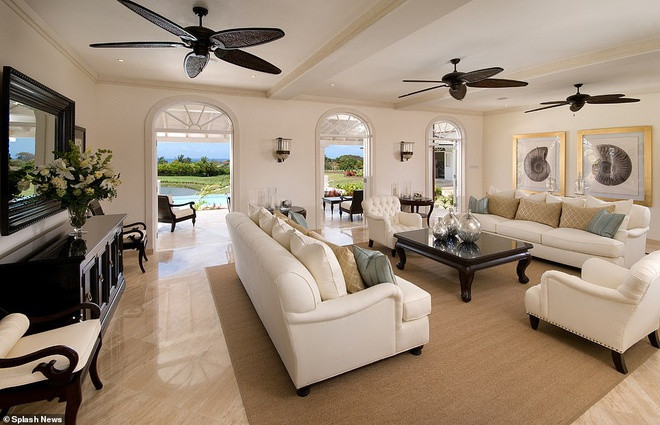 Phòng khách rộng rãi, thoáng đãng, được trang trí tinh tế với gam màu kem chủ đạo. Điểm nhấn của căn phòng là sàn gỗ cứng sang trọng và những cánh cửa kiểu Pháp dẫn ra hiên nhà. Ảnh: Splash News.