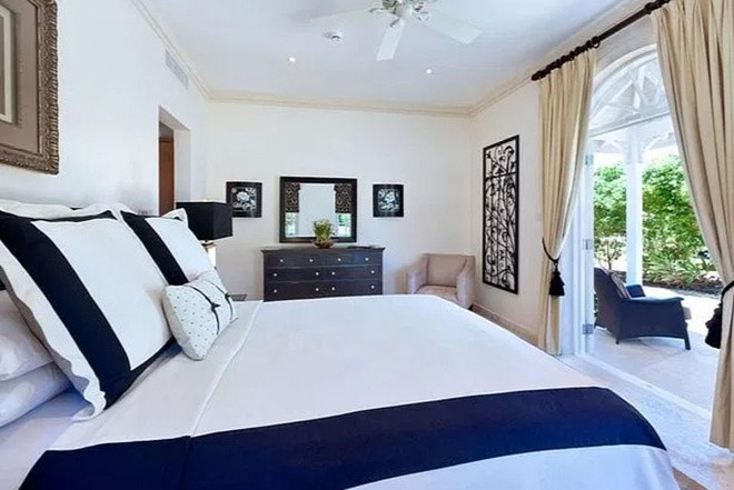 Phòng ngủ chính rộng lớn, sang trọng, tràn ngập ánh sáng tự nhiên vì được bố trí gần hiên nhà. Biệt thự có tổng cộng 5 phòng ngủ. Ảnh: Daily Mail.