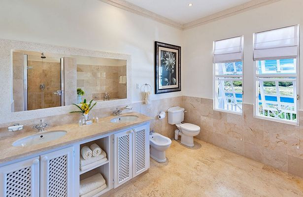 Phòng tắm chính trang nhã với tông màu be. Căn phòng được trang bị đầy đủ những tiện nghi cao cấp, hiện đại. Ảnh: Mirror.