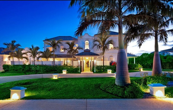 Lối đi dẫn vào cửa chính của ngôi nhà được trang hoàng bởi hàng cau, mang đậm phong cách vùng nhiệt đới. Hàng xóm nổi tiếng của Rooney tại đây có thể kể đến cựu cầu thủ Rio Ferdinand. Ảnh: Daily Mail.