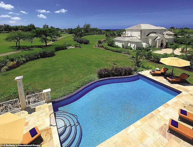 Mặt sau của căn biệt thự có một hồ bơi cùng khu vực tắm nắng được bao quanh bởi bãi cỏ xanh mướt. Cách đó không xa là căn nhà 2 phòng ngủ dùng để tiếp đón khách khứa đến ở lại. Ảnh: Sotheby.